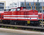 Ostbesuch im Hauptbahnhof von Saarbrücken. Eigentlich stimmt es gar nicht mehr, denn V 100.04 gehört der Hessischen Güterbahn. Die Lok wurde im Jahr 1971 als 110 374-6 in Dienst gestellt. Die Deutsche Reichsbahn nahm noch einen Umbau vor, danach hieß sie   112 374-4  . Nach der  Wende  lief sie als   202 374-5. Aktuell: NVR-Nummer: 92 80 1202 374-5 D-HGB - 13.06.2016 