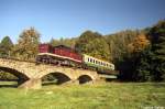 202 591 hat im September 1997 soeben den Auerwalder Tunnel verlassen und berquert gerade die Brcke ber die Chemnitz.