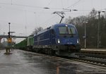 MGW 183 500 mit der Wagenlok 202 787-8 der SETG und einem leeren Holzzug in Fahrtrichtung Norden.