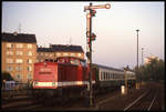 202574 fährt am 8.10.1992 mit einem Personenzug aus Zwickau kommend in den oberen Bahnhof in Plauen ein.