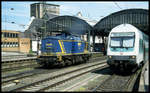 MWB Diesellok 1202 ex DR 202630 passiert hie am 13.5.2001 um 13.30 Uhr den RE 4 im HBF Aachen.