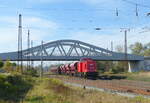 WFL 202 822-3 mit Schotterwagen Richtung Weißenfels, am 25.10.2021 in Naumburg (S) Hbf.