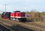 DLW 50 3501 + MaS 112 481-7 setzen am 30.10.2021 in Neudietendorf an den Zugschluss des D 79648 nach Eisenach über Meiningen.