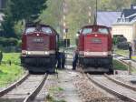 Die abfahrbereiten Züge DLr 92705 mit 112 326 und DGS 89759 mit 112 646 am 01.05.2008 in Markersbach.
