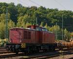 Die V 100.05 (202 726-6) der HGB (Hessische Güterbahn GmbH, Buseck) ex DR 110 726-7 ex DB 202 726-6 hat am 08.09.2012 Gleisbaumaschinen nach Betzdorf/Sieg gebracht.