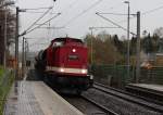 112 565-7 fährt am 03.11.2013 mit einem kurzen Güterzug durch Glauchau Schönbörnchen nach Glauchau (Sachs).