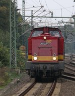 Die 202 330-7 der EBM schleicht sich aus Richtung Osten auf dem S-Bahn-Gleis nach Hannover Linden-Fischerhof herein.
