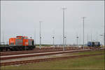 203 142-5 der hvle mit Theatersonderzug und die MaK G2000 von Vossloh abgestellt auf dem Jade-Weser-Port.