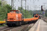 BBL 203 157-3 mit 5 Flachwagen dahinter mitgeführt BBL 214 002-8 und einem Schotterzug in Recklinghausen-Süd 16.5.2018