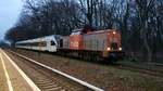 Am 15.01.2019 kam um 07.55 Uhr die hvle-Lokomotive 160.4 (NVR-Nr. 92 80 1203 109-4 D-HVLE) mit dem Eurobahn-Flirt ET 5.25 am S-Bahnhof Karl-Bonhoeffer-Nervenklinik vorbei. 
Der Zug (Dbz 93729) ist auf dem Weg nach Hennigsdorf. Es ist eine der sehr seltenen Fahrten auf den Gleisen der ehemaligen RIB (Reinickendorfer Industriebahn-Gesellschaft). Es ist das letzte noch im Betrieb befindliche Industriegleis in Berlin-Reinickendorf.