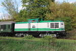 Die DB Museum V100 003 (92 80 1201 003-1 D-LDK) mit dem DZ 28971  Salzland-Express  der Eisenbahnfreunde vom Traditionsbahnbetriebswerk Staßfurt e.V. nach Magdeburg Hbf, am 13.09.2025 in Karsdorf Bbf.
