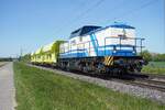NetLox 203 221 zieht drie GATX Selbstentladewagen am 24 April 2026 durch Kaarst-Broicherseite und wird vom offenbarer Stelle fotografiert.