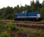 Eine V100 wartet im Bahnhof.