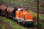 LOCON-212 rangiert am 04.07.09 Schotterwagen im Rbf Halle(S).