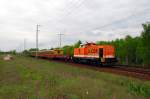 Locon 211 mit 485/885 076 und 485/885 078 am 12.05.2010 in der Berliner Wuhlheide auf der Fahrt von Wittenberge nach Berlin-Schneweide