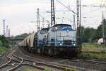 1702 und 1701 an einen warmen 12.06.2012 auf dem Gterumgehungsgleis in Seelze.Im Hintergrund erkennt man noch ein Stck der alten Autobrcke, die inzwischen abgerissen wurde um durch eine