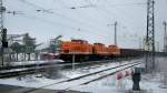ein V 100 LOCON 3er-Pack mit der 216 an der Spitze kommt hier am Bahnbergang nahe des Kieswerk Zeithain bei schnstem Winterwetter mit einem langen Kalkzug vorbei (15.3.2013)