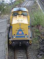 203 306-6  von DB Netz steht im Herbst im Bahnhof Gieen.