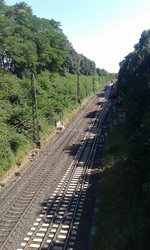 Br. 203 111-0 mit einem Langschienentransport an ihrem Arbeitsort. Auf der KBS 455 zwischen Leichlingen und Solingen, höhe Ziegwebersberg. Aufgenommen am 20.07.16