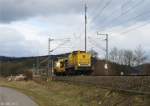 Leonhard Weiss 203 001 zieht am 05.März 2015 einen Kranwagen bei Neukenroth in Richtung Lichtenfels.