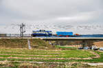 Ein paar kleine Arbeiten werden noch an der Neubaustrecke Ebensfeld–Erfurt erledigt bis sie im Dezember in Betrieb gehen wird.
Hier zu sehen ist die D&D-Lok 1404 (203 221) mit einem Güterwagen, nahe der Ortschaft Püchitz.
Aufgenommen am 12.4.2017.