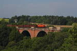 Eine SWT V100 in orange mit Schrottzug auf der ELstertalbrücke bei Jocketa. Aufgenommen am 01.08.2017