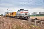 203 166-4 ist am 11.04.2018 mit einen Bauzug bei Friedland unterwegs.