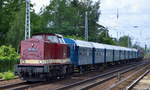 CLR - Cargo Logistik Rail-Service GmbH  202 484-2  [NVR-Nummer: 92 80 1203 229-0 D-CLR] mit einem Sonderzug (Theaterzug) mit dreiachsigen ehemaligen DB Bahndienstwagen, die zu Personenwagen unter