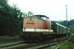 Das Foto entstand am 11. Oktober 1984 bei einem Besuch des Bahnhofs Hetzdorf bei Flöha. Der Zug fährt von Neuhausen ein. Lokgeschichte: 1968  Auslieferung an DR als V 100 080 und Indienststellung beim Bw Rostock. 1992 Umzeichnung in 201 080. 1997 Umbau auf Funkfernsteuerung. 1998 an DB AG, GB Ladungsverkehr. 2013 Ausmusterung im Bh Seddin. (Quelle: v100-online.de)