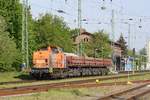 HVLE V 160.3 / 203 105-2 D-HVLE mit halb leerem Schotterzug durch Anklam am 09.05.2020.