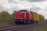 203 118 der WFL schleppte am 27.10.20 einen Oberleitungswagen durch Greppin Richtung Dessau.