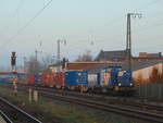 Am 28.11.2020 zieht Duisport 203 004-7 einen Containerzug aus Krefeld Uerdingen raus.