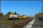 Im Bahnhof Barleben wartet 203 841-2 der Strabag mit einem Gleisbauschienenkran Gottwald GS 80.08 T die Kreuzung mit den Abellio-VT ab. (30.03.2021)