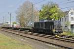 Am 22.04.2021 verlässt die 203 152-4 (ex DR 110 118-2, ab 01.01.1992 DB 202 818-1) von Rail Cargo Carrier - Germany GmbH mit einer Übergabe den Bahnhof Duisburg-Rheinhausen