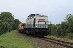 Strabag 203 166-4 (9280 1203 166-4 D-BRS) mit einem Bauzug am 20.9.2021 bei der Durchfahrt durch Pößneck in Richtung Gera