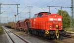 Wedler Franz Logistik GmbH & Co. KG, Potsdam mit  203 112-8/ Lok 25  [NVR-Nummer: 92 80 1203 112-8 D-WFL] und Schotterzug am 25.10.21 Durchfahrt Bf. Golm (Potsdam).