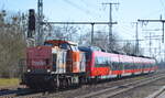 Havelländische Eisenbahn AG, Berlin-Spandau  V 160.6  [NVR-Nummer: 92 80 1203 144-1 D-HVLE] mit der Überführung eines Schad-Triebzuges der DB Regio  442 333-1  am 22.03.22 Durchfahrt
