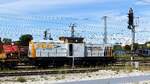 Schienen Güter Logistik V 180.05, 9280 1203 161-5 D-SGL, abfahrbereit mit einem Schotterzug in Landshut HBF am 15.8.2022