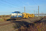 Mit einer Stopfmaschine und einem Profilierer der DB Bahnbau im Schlepp rollt 203 130 der D&D am 27.11.22 durch Brehna Richtung Halle(S).