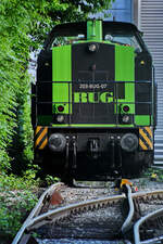 Die Diesellokomotive 203-BUG-07 steht aktuell auf dem Gelände der Firma Reuschling. (Hattingen, Mai 2024, Standort Fußweg Eickener Straße)
