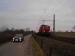 Wettrennen zwischen KFZ und Tfz am 22.01.09 bei Altenfelde. Zusehen ist die Lok 20 der PBSV mit ihrem Containerzug nach AWHO.