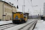 203 306-6 von DB Netz durchfhrt mit einem VT 98 am Haken Rblingen am See. (16.1.2010)