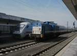 Hier links IC2170 von Hannover Hbf. nach Westerland(Sylt) und rechts V100-SP-005 der SLG, diese beiden Triebfahrzeuge trafen sich am 7.4.2010 in Hannover Hbf.