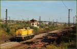 203 312 der DB Netzinstalthaltung als Tfzf gen Nrnberg hinter dem alten BW von Regensburg und der Skyline.