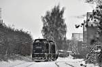 mit Schneeschuhen stehen Locon 218+217 auf der Hafenbahn vor dem Stralsunder Stadthafen am 18.12.2010