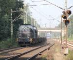 2 schwer arbeitende V100 Ost von RT&L mit einem langen Flachwagenzug in Fahrtrichtung Seelze. die Nummern der 2 Maschinen sind leider unbekannt.
Aufgenommen am 24.08.2011 in Dedensen Gmmer.