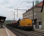 V180.05 (203 161-5) der SGL verlsst am 21. Mai 2012 mit einem Schotterzug den Kronacher Bahnhof ber Gleis 1 in Richtung Kps.