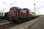 Loktyp V 100 mit einem Bauzug auf dem ehemaligen Gterbahnhof Schwerin am 28.06.2008