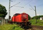 Aus Richtung Osterath kommend ist die 203 443-7 von Chemion mit einem Zug in Richtung Neuss fahrend hier kurz vor einem Bahnbergang bei Broicherseite. 1.7.2013