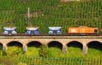 Diesellok BBL 06 (203 615-0). Der Firma BBL Logistik GmbH.  Mit Schotter beladener Zug auf der Kanonenbahn-Strecke an der Mosel bei Pnderich am 09.10.2013. „Kanonenbahn“ ist keine offizielle Bezeichnung. Sie hat sich im Volksmund eingebrgert und im Moselgebiet gibt es einen Kanonenbahnwanderweg